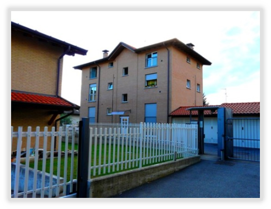 ingresso palazzina affitti Carcano via del Bacino 14 21100 Varese