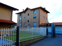 ingresso esterno palazzina affitti Carcano via del Bacino 14 21100 Varese